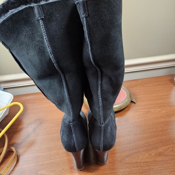 UGG AUSTRALIA JOSLYN 1941 SIZE US 8.5 BLACK SHEEPSKIN PLATFORM WEDGE BOOTS - Picture 3 of 11